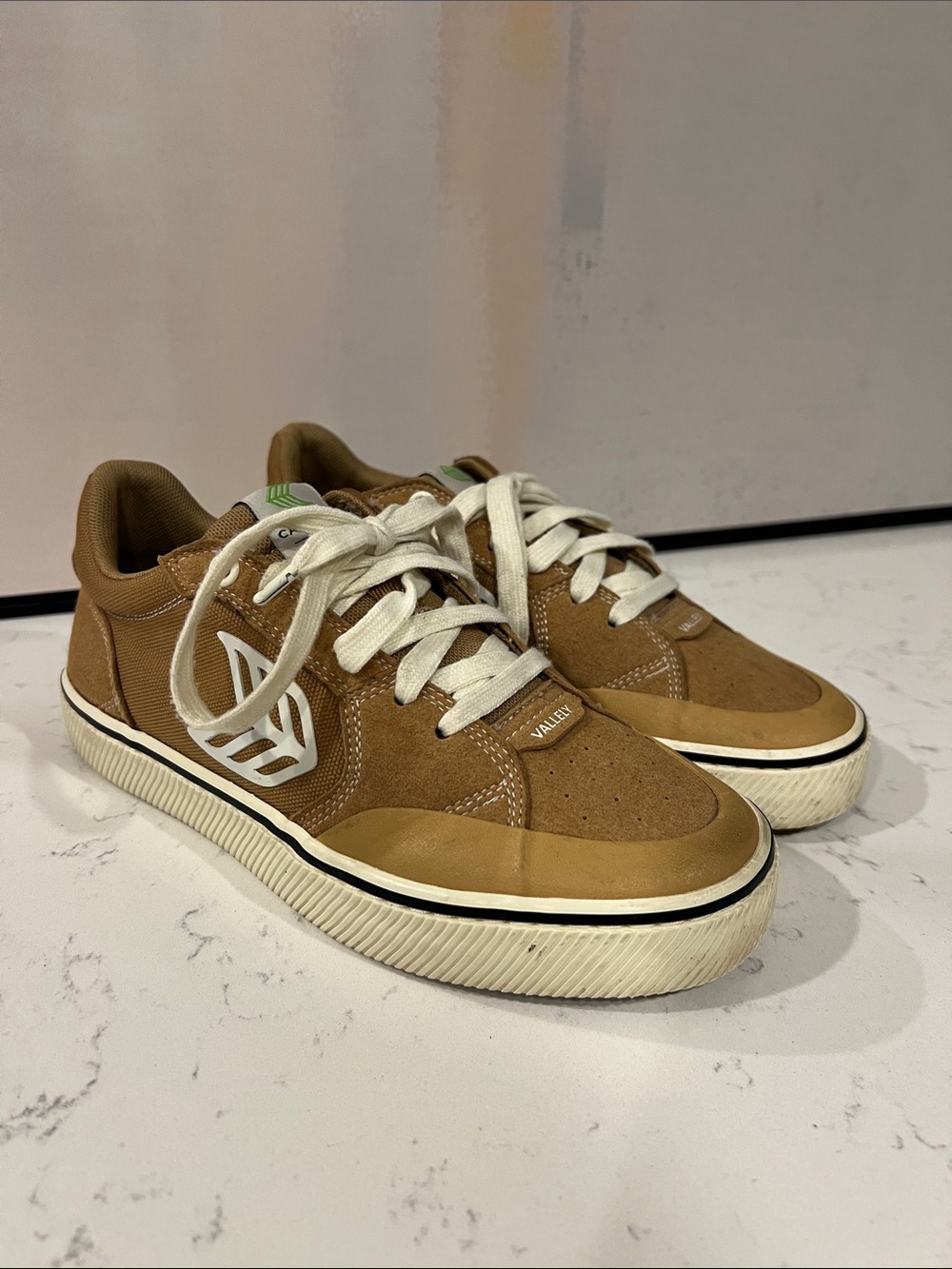 Cariuma Vallely Pro Skate Shoes in Camel Suede and Ivory size 7
